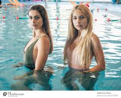 Schlanke Damen mit Badekappe im Schwimmbad - ein lizenzfreies Stock Foto  von Photocase