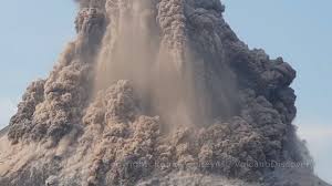 Krakatoa Volcano Explodes Spectacular Huge Eruption Two Months Before 2 Volcano News Volcano Names Of Artists
