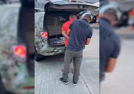 Ecko é o chefe da maior milícia do rio, a liga, que atua na zona oeste explorando o controle de postos de combustíveis, transporte. Policiais Do Rio De Janeiro Prendem Comparsa Do Miliciano Ecko No Ceara Ceara G1