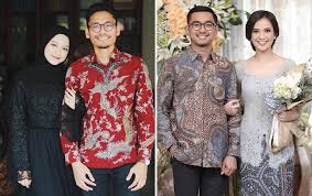 Adapun juga model baju lebaran couple untuk model sekarang yang bisa dibilang modern. Sontek 15 Inspirasi Kebaya Couple Untuk Tunangan Yang Bikin Penampilan Makin Menawan