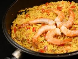 Fructe de mare(creveti,scoici,calamari) orez 500g,unt 70g,mirodenii,vin alb 50ml,cepa. Orez Cu Creveti