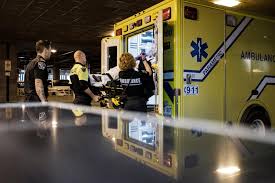 La formation conduisant au diplôme d'état d'ambulancier comprend 630 heures au total dont 455 heures de formation théorique (13 semaines) et clinique en institut et 175 heures de stages (5 semaines). Vers Une Grave Penurie D Ambulanciers La Presse