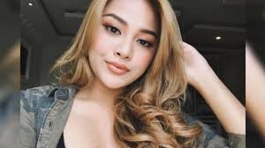 Dia merupakan putri sulung dari musisi anang hermansyah dan penyanyi pop krisdayanti. Aurel Hermansyah Pesan Gaun Pengantin Krisdayanti Tak Dilibatkan