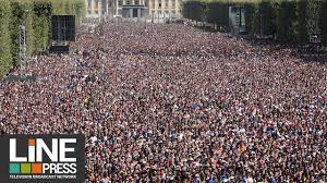 La coupe du monde est une compétition internationale de football qui a lieu tous les 4 ans. Finale Coupe Du Monde Ambiance Fan Zone Paris Paris France 15 Juillet 2018 Youtube
