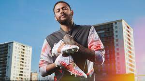 Neymar gets yellow card for attempting rainbow flick on opponent. A5 5brdckemdlm