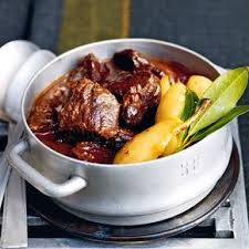 Das Feine Hirschgulasch Wird Sanft Geschmort Und Mit Einer Feinen Sauce Aus Kirsch Und Rotwein Serviert Die Karamellisierten Grappa Birnen Pas Food Beef Meat