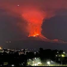Its frequent eruptions are often accompanied by large lava flows, but rarely pose danger to inhabited areas. Terremoto In Sicilia L Esperto Nessun Collegamento Con L Eruzione Dell Etna
