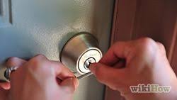 How To Pick A Master Lock With A Bobby Pin How To Pick A Lock With A Bobby Pin Bobby Pins Lock Diy Gadgets