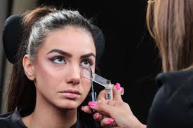 Gesicht Konturieren Und Highlighten Anleitung Und Profi Tipps Gesicht Konturieren Gesicht Weisser Mascara
