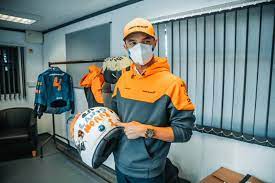 Lando norris' helmet is missing some designing details in the game as you can see here. Formula 1 Lando Norris To Race With Child S Helmet Design For Silverstone