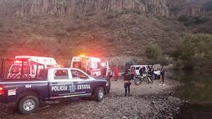 Familia se queda atrapada a mitad del río en su Jeep