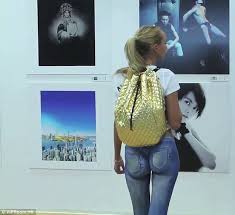 Unas de sus innumerables fotografias (menos andentes). Sandra Bakker S Model Walks Around Hong Kong Naked From The Waist Down Daily Mail Online