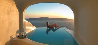 Una casa vacanze offre servizi e dotazioni come vasche idromassaggio, bracieri e verande, che renderanno ancora più piacevole il tuo soggiorno. 5 Hotel A Santorini Con Piscina In Camera Grecia Info
