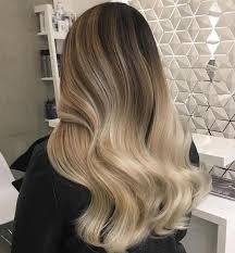 Vous avez les cheveux noirs et vous souhaitez vous les faire éclaircir sans passer par une coloration ? Un Balayage Blond Sur Cheveux Bruns Est Ce Possible