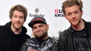 He is 31 years old and is a taurus. Apecrime So Geht Es Den Jungs Nach Der Trennung Bunte De