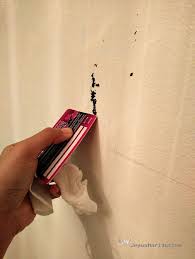 Menghilangkan noda hitam di rumah. Hilangkan Kesan Double Tape Kat Dinding Jepun Mari