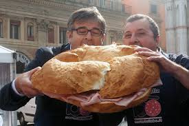 Panino con petto di pollo. Big Panino Con La Mortadella Ragu Bolognese