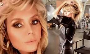 Die kandidatinnen bei „germany's next topmodel, moderiert von heidi klum, erfüllen rollenmuster. Heidi Klum Sizzles In A Sexy Two Piece Leather Ensemble In New Video For Germany S Next Topmodel Daily Mail Online