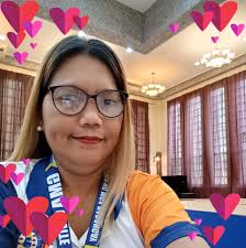 FREE HUG AT WORK 🤗❤️💚💙 "So this happened at work today. A free hug." 📸  ABS-CBN News Reporter Izzy Lee