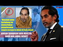 Ketua pergerakan pemuda umno khairy jamaludin menyifatkan ada sesuatu yang tidak kena dengan penubuhan darul ehsan investment group, deig oleh menteri besar selangor, azmin ali. Khairy Jamaluddin Youtube