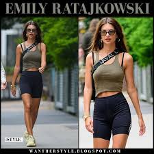 Black Biker Shorts Outfit Summer Emily Ratajkowski In Black Bike Shorts And Khaki Top Model Summer Style Fashion Casual Streetstyle Khaki Tops Bike Shorts Outfit Emily Ratajkowski