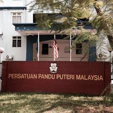 Pada hari pertama saya menjadi seorang pandu puteri tunas, saya dimasukkan ke dalam kumpulan yang bernama kenanga. Wisma Pandu Puteri Gedung