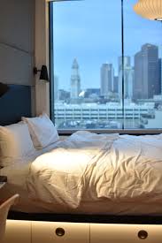 Der raum hat drei massive fenster. Weisse Kissen Auf Dem Bett Neben Dem Fenster Kostenloses Stock Foto