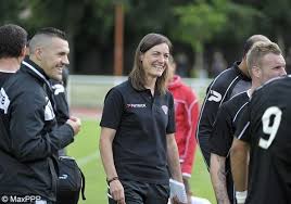 Forniamo livescore, risultati, classifiche e statistiche per più di 1000 competizioni calcistiche. Qui Est Corinne Diacre Premiere Entraineure Au Monde D Une Equipe De Foot Masculine Elle