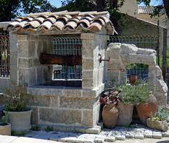 cet ancien puits marie a la perfection la pierre naturelle les tuiles en terre cuite de provence et une charpente en bois ancien sans puits puit d eau pierre