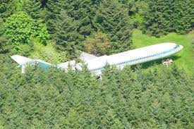 Named as airplane apartment, this apartment can offer four guests a unique overnight stay, minus this unique airplane apartment is currently featured on airbnb, as part of a contest that will let the. The Man Who Lives In A Boeing 727 In Oregon Loveproperty Com