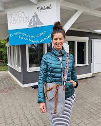 Az új bolt megnyitása egy hónapot csúszott, nánásiék pedig minden anyagi tartalékukat beletették a projektbe, sőt, hitelt is felvettek a kisbolt kialakításához. Ordog Nora Taska Ordogien Noies Ordog Nora Gardrobja Facebook