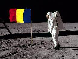 Cei trei oameni de pe misiunea de aterizare a lunii au fost edwin aldrin, neil armstrong și michael collins. Patriot Nu Numai Steagul Sua A Ajuns Pe Luna Datorita Astronautilor Nasa Din Programul Apollo Si Steagul Romaniei A Fost Dus De Americani Pe Satelitul Natural Al Pamantului Acum Tricolorul Se