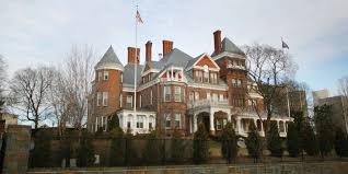 Bucking the trend of other governor's not living in their proper mansions, maryland's current governor, martin o'malley, and his family actually live in this historic home. Photos Show What The Governor S Mansion Looks Like In Every State