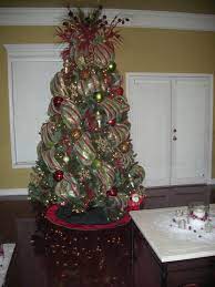 Christmas Tree Decorated With Mesh Mesh Christmas Tree Christmas Tree Decorations Holiday Christmas Tree