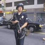 Police Dans Le Tenue Anti-émeute Tenant L'arme, Los Angeles ...