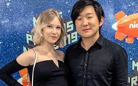 Sammy lee, esposa de pyong lee, participante do bbb 20, publicou um vídeo falando pela 1ª vez após ter dado à luz jake, o primeiro filho do casal. Mulher De Pyong Lee E Processada Por Fraudar Sorteio De Carro Vitima Quer R 50 Mil Noticias Da Tv