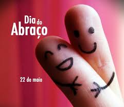 Dos dias 12 a 14 de maio, cortinas de abraços itinerantes foram instaladas. Dia Do Abraco Renascer Aos 40