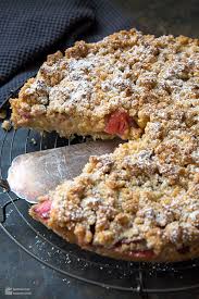 Das backrohr auf 180 grad vorheizen. Rhabarber Streusel Kuchen Mit Apfel Madame Cuisine
