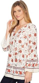 Amazon Com Miss Me Womens Floral V Neck Bell Sleeve Tunic