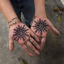 Estudio exclusivo de tatuajes & piercings. Palm Tattoo Jene 50 Ideen Konnen Ihre Meinung Andern Hennatattoo Rosetattoo Tattooideas Tattooshops Tattoos Tat Palm Tattoos Hand Palm Tattoos Tattoos