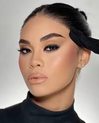 Abre alas ! A temporada de cores , imaginação ,brilho e fantasia vem ai .  Carnaval é tudo de extraordinário que está guardado em nossa  imaginação,onde podemos colocar pra fora todas as