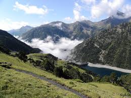 Un très agréable chemin horizontal permet d'effectuer le tour du lac, en le surplombant en permanence. Les Lacs De Bastan