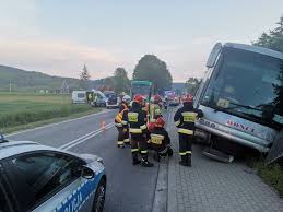 W wyniku wypadku pięć osób nie żyje. Siedliska Wypadek Autokaru Wiozacego Dzieci Sa Ranni Starnowa Tv