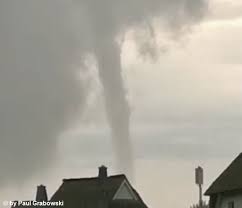 A storm on monday evening ripped roofs from houses, overturned vehicles and toppled trees in a municipality in the east frisia (or ostfriesland) region of the northwestern german state of. Tornadoliste Deutschland Posts Facebook