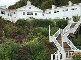 Awarded a perfect 100 location points by conde nast traveler magazine for it's beautiful waterfront setting, hotel iroquois has 45 guest rooms and suites, classically sophisticated and comfortable with fine furnishings and vibrant colors. Where To Stay On Mackinac Island Globalphile
