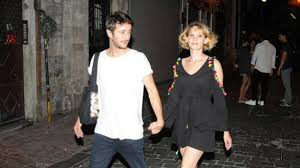 Farah zeynep abdullah, 1989 yılında i̇stanbul'da doğmuştur. Farah Zeynep Abdullah Ve Ahmet Rifat Sungar Ayrildi