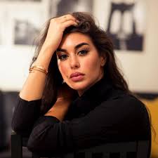 وهذا الوضع يقوم فيه الزوج بالإستلاقاء علي ظهرة ونزول رجلة علي الأرض بالشكل الذي يجعلها تلامس الأرض بشكل فعلي بينما تقوم الزوجة بمداعبة القضيب الخاص بالزوج بشكل فيه إثارة لها ولزوجها وبعد اكتمال عملية الانتصاب تقوم الزوجة بالاعتداء فوق قضيب الزوج وتقوم. Ø´Ø§Ù‡Ø¯ÙˆØ§ Ø§Ù„ØªØºÙŠÙŠØ± Ø§Ù„Ø¬Ø¯ÙŠØ¯ Ø§Ù„Ø°ÙŠ Ø·Ø±Ø£ Ø¹Ù„Ù‰ Ù…Ù„Ø§Ù…Ø­ ÙŠØ§Ø³Ù…ÙŠÙ† ØµØ¨Ø±ÙŠ Ø¨Ø§Ù„ØµÙˆØ± Ù…Ø¬Ù„Ø© Ù‡ÙŠ