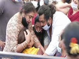 Promising kannada actor chiranjeevi sarja died of heart attack in bengaluru on sunday. Meghana Raj Husband Chiranjeevi Sarja Funeral Photos Kerala9 Com