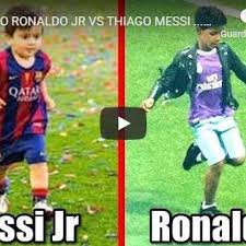 Il piccolo cristiano jr infatti è tifosissimo di messi e quando chiede a nonna maria dolores, mamma di cr7, quanti premi abbia vinto l'argentino rispetto al numero incredibile di leo messi per uno show di una tv giapponese. Cristiano Ronaldo Jr Vs Thiago Messi Chi Ha Piu Possibilita Di Succedere Al Padre Video Ronaldo