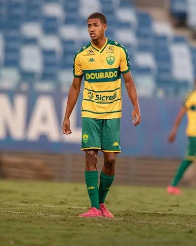 ⏳🚨O Flamengo voltou a negociar com o Cuiab&aacute; a contrata&ccedil;&atilde;o do atacante Aiyran, de 17 anos. O jovem &eacute; tratado como joia nas categorias de base do Dourado. Segundo informa&ccedil;&otilde;es do Vene